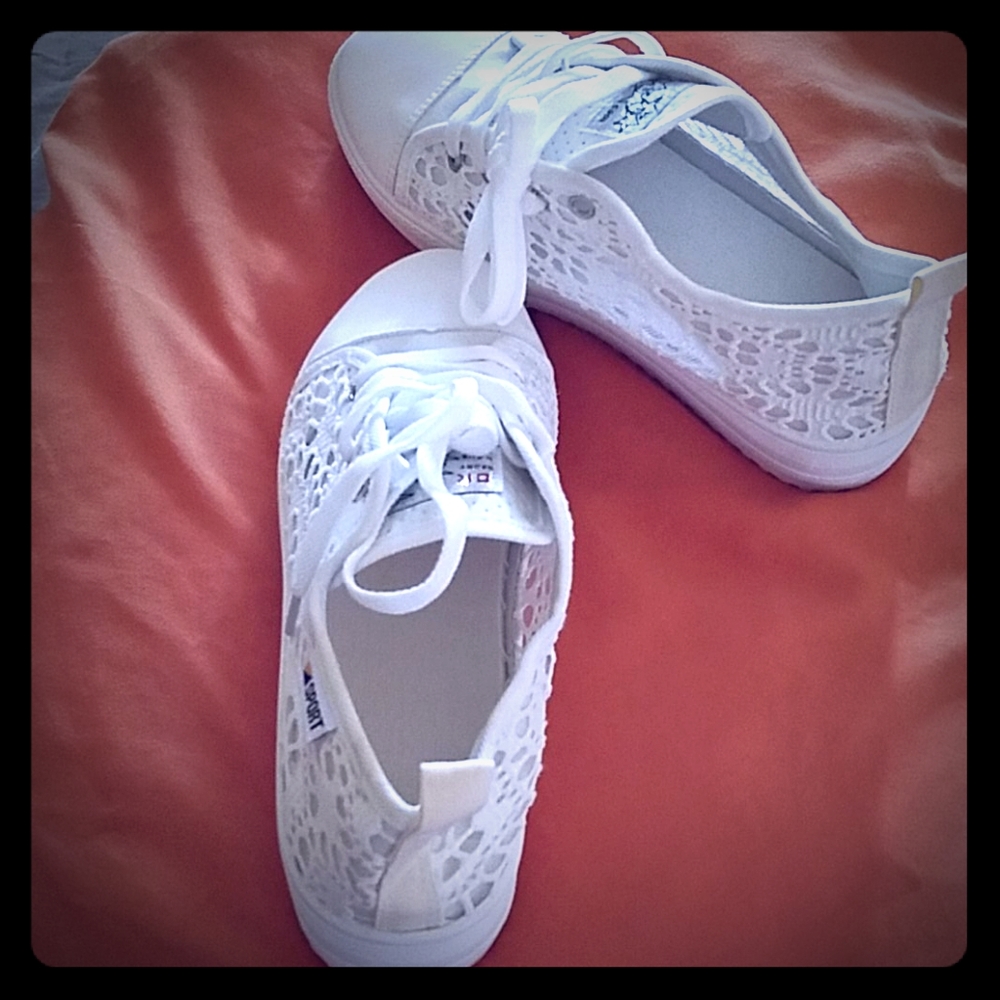 Sports shoes